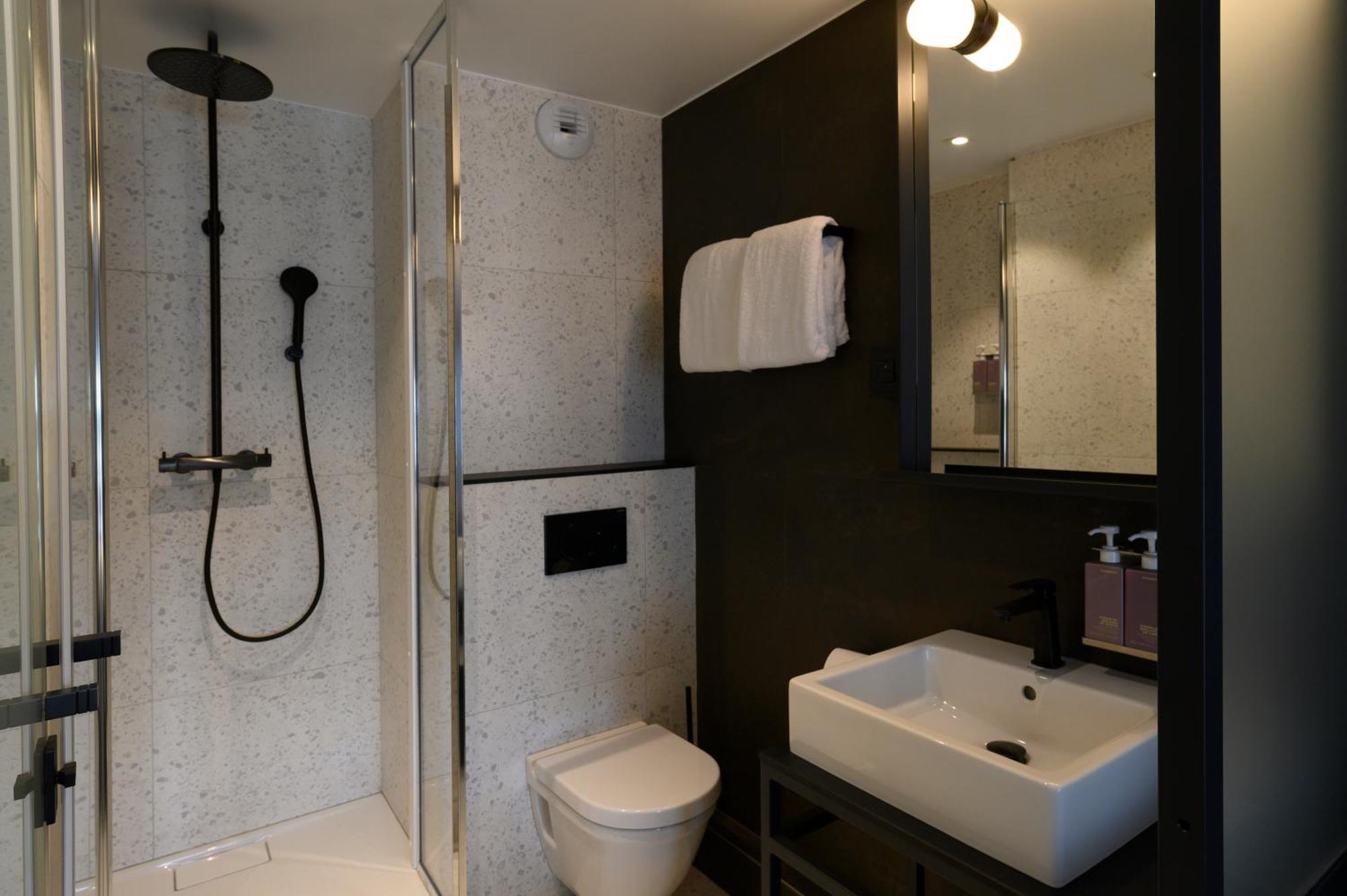 2 double room next to each other